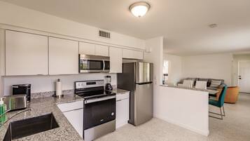 Refrigerador, microondas, horno, cafetera/tetera