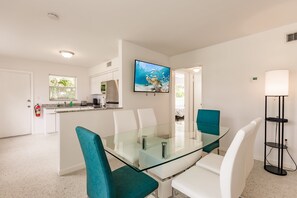 Dining - 2 Bedroom 2 Bath Beach 1 min Walk 8 People Keyless Flexible Check in (Sunny Isles Beach)
