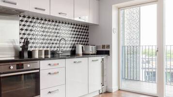 雪櫃、微波爐、焗爐、爐具