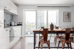 Geladeira, micro-ondas, fogão, cooktop