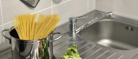 Réfrigérateur, four à micro-ondes, surface de cuisson