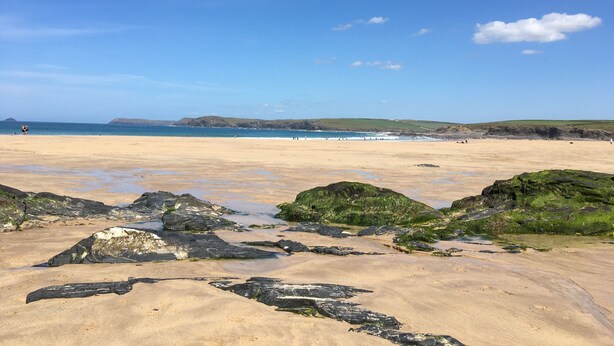 A wide sandy beach with rocky outcrops and green vegetation. - Shepherd's hut with hot tub (Bodmin)