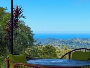 Outdoor dining - Tranquil 2-bedroom cabin perfect for a peaceful getaway (Tinamaste)