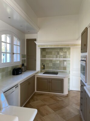 Private kitchen - 5 bedroom home in Mougins, French Riviera 10 minutes from Cannes (Mougins)