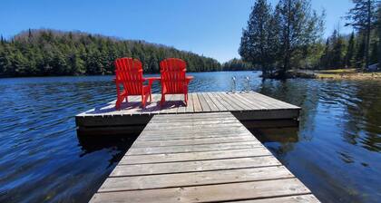 Relax at cozy 3-Bedroom cottage on the lake