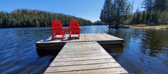 Relax at cozy 3-Bedroom cottage on the lake