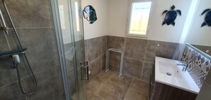 Douche, sèche-cheveux, papier toilette