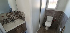 Shower, hair dryer, toilet paper