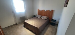 2 bedrooms, iron/ironing board, travel cot, free WiFi