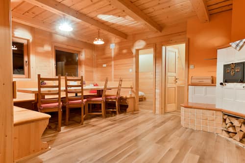 Chalet de lujo | Sala de estar | Una chimenea, suelo radiante