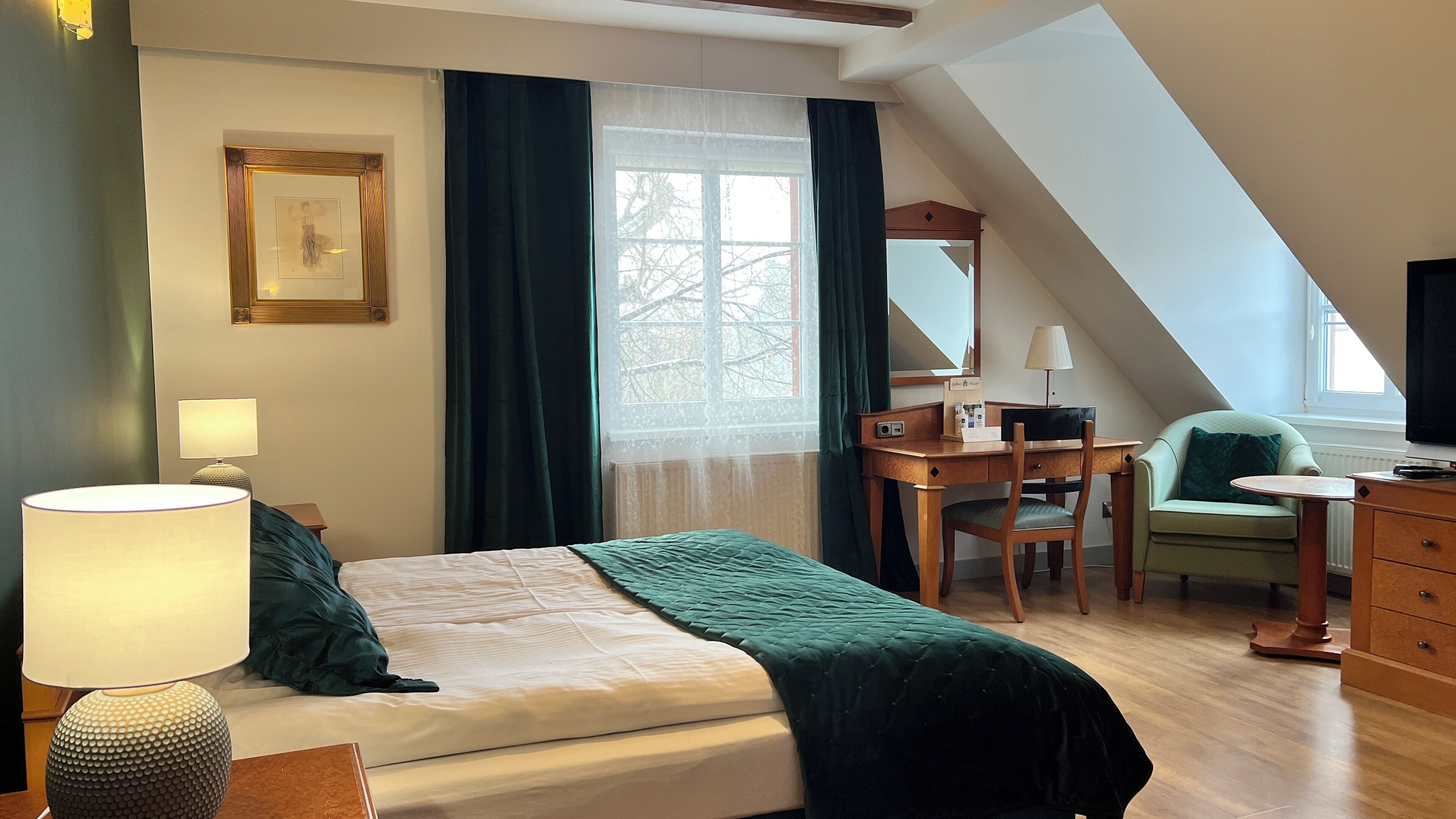 7 Schlafzimmer, Zimmersafe, Schreibtisch, Bügeleisen/Bügelbrett