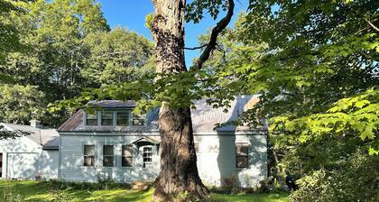 Beautiful Secluded Maple Corner Cottage Near Curtis Pond! Ski, Swim, Hike, Bike!
