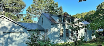 Beautiful Secluded Maple Corner Cottage Near Curtis Pond! Ski, Swim, Hike, Bike!