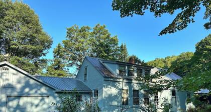 Beautiful Secluded Maple Corner Cottage Near Curtis Pond! Ski, Swim, Hike, Bike!