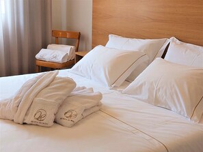 Chambre panoramique, 1 grand lit, vue sur la montagne, côté montagne | Literie hypoallergénique, décor unique, ameublement unique, bureau