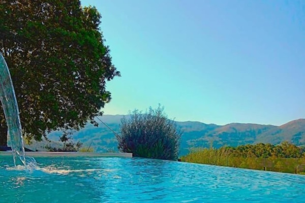 室外游泳池,09:00 至 21:00 开放,池畔遮阳伞,日光浴躺椅