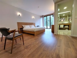 Quarto casal superior, 1 cama Queen, terraço, vista para o jardim | Escrivaninha, espaço de trabalho para notebook, Wi-Fi de cortesia