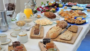Desayuno bufé gratuito y diario