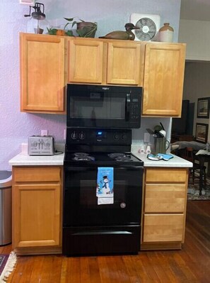 Fridge, microwave, oven, stovetop - Chinook Cottage (Freeland)