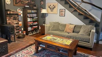 Älytelevisio, takka, kirjoja