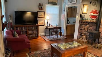 Älytelevisio, takka, kirjoja