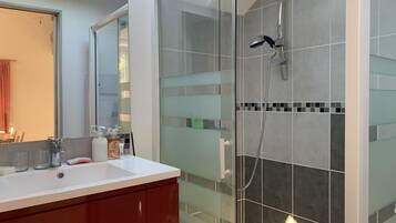 Suihku, hiustenkuivaaja, vessapaperi