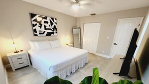 2 bedrooms, desk, iron/ironing board, travel cot - Super close to the beach. Private Hot Tub Backyard (Naples)