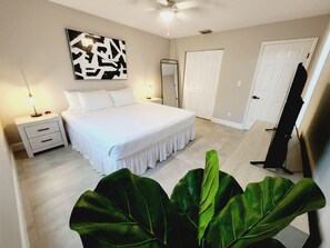 2 chambres, bureau, fer et planche à repasser, lit parapluie