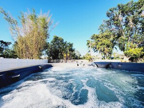 Bain à remous extérieur