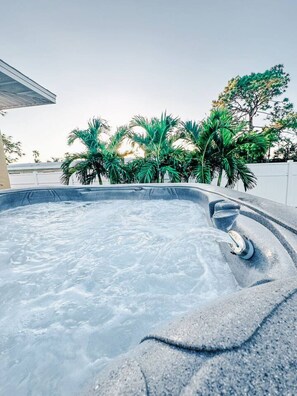 Outdoor spa tub - Super close to the beach. Private Hot Tub Backyard (Naples)