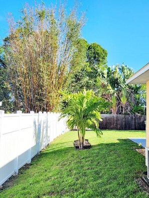 Property grounds - Super close to the beach. Private Hot Tub Backyard (Naples)