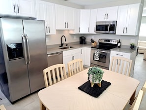 Fridge, microwave, oven, stovetop - Super close to the beach. Private Hot Tub Backyard (Naples)