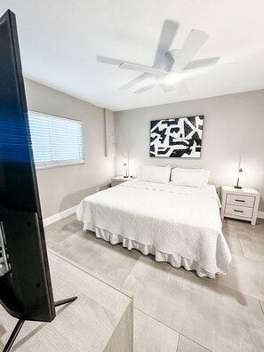 2 habitaciones, escritorio y tabla de planchar con plancha 