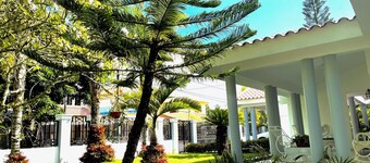 Large 3 BD home w/AC,Beautiful Yard,Best location