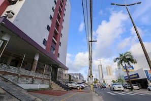 A multi-story building with a modern design, featuring a prominent staircase and a Via Mar sign. - Incrível suíte em Manaíra por Carpediem (João Pessoa)