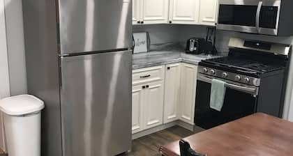 Newly Renovated Condo- 15 minutes from Sunday River (Pet-Friendly!)