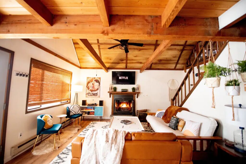 Cozy family-friendly cabin near lake with indoor fireplace
