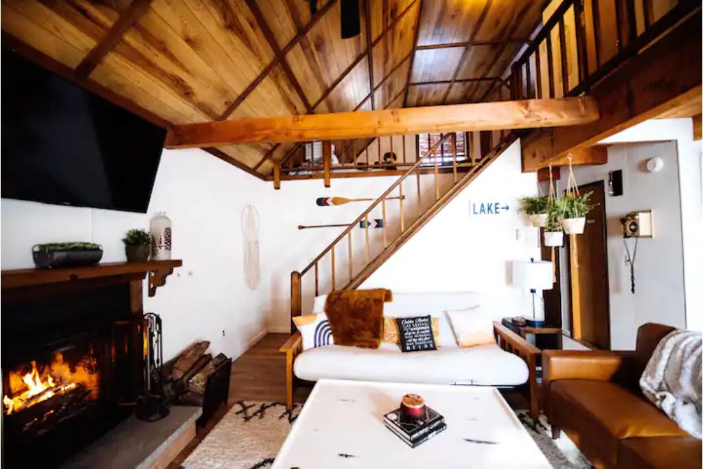 Smart TV, fireplace, books, stereo