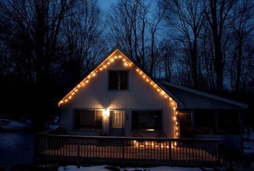 Cozy family-friendly cabin near lake with indoor fireplace