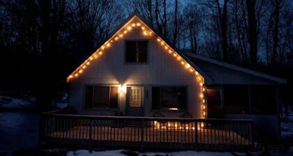 Cozy family-friendly cabin near lake with indoor fireplace