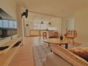 TV, Netflix, streaming services - ♡ Suite Kozy ♡ - Kozycoco, ♡ Suite Kozy ♡ - Kozycoco votre séjour tropical (Schœlcher)