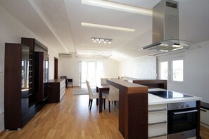 Fridge, oven, stovetop, dishwasher