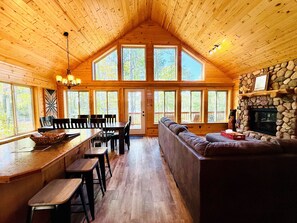 Smart-TV, Kamin, Tischtennisplatte, Bücher