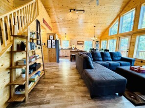 Smart-TV, Kamin, Tischtennisplatte, Bücher