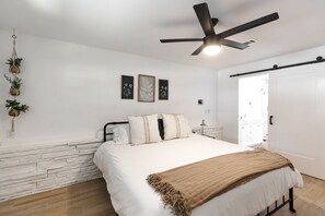 4 bedrooms, iron/ironing board, WiFi, bed sheets