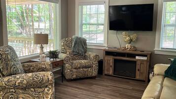 Smart TV, chimenea y oficina