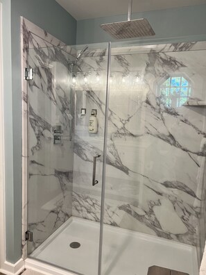 Duschwanne, Regendusche, Haartrockner, Handtücher