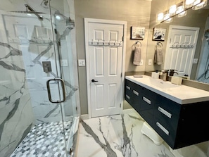Douche, articles de toilette (gratuits), séchoir à cheveux