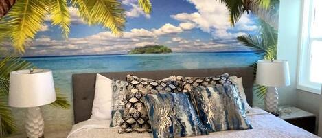 5 habitaciones, escritorio y tabla de planchar con plancha