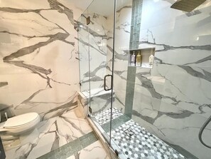 Regadera, amenidades de baño gratuitas, secadora de cabello, toallas 